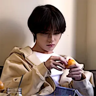 ❤️ 8e910695 person, orange, hoodie, drinnen, buch, snack telegram sticker