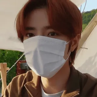 🥭 6ac5c880 человек, маска, портрет, на улице, защитная маска whatsapp sticker