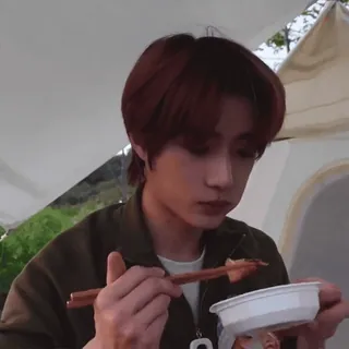 🥭 fe66ee58 еда, азиат, мальчик, ест, человек, палочки whatsapp sticker