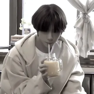 🥠 32741f36 Person, Getränk, Getränk, Saft, Fenster, Innenbereich telegram sticker