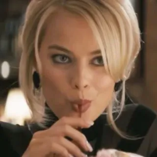 ⭐️ 95d67f0f Margot Robbie, loira, mulher, bebendo telegram sticker