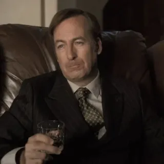 ⚖️ 107def6d Saul Goodman Better Call Saul адвокат, Сол Гудман, телешоу, костюм, выпивка, сидящий whatsapp sticker