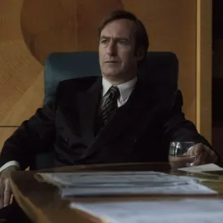 ⚖️ 297c64b1 Saul Goodman Better Call Saul адвокат, преступник, костюм, сидящий, серьезный whatsapp sticker