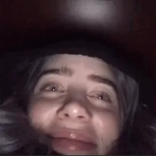 🕸 20e44035 Billie Eilish 歌手, 有名人, 感情的, 泣く, ポートレート whatsapp sticker