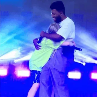 🕸 f8a78c5d ハグ, セレブ, コンサート, パフォーマンス, 友情 whatsapp sticker