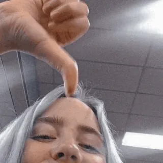 💚 e1d0ed77 Billie Eilish Billie Eilish, chanteuse, pop, musique, pouce vers le bas, idiot telegram sticker