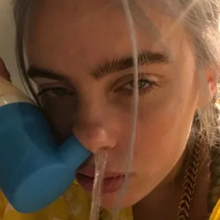😢 0a49534c Billie Eilish penyanyi, Billie Eilish, neti pot, cuci hidung, selebriti telegram sticker