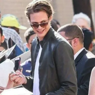 🔗 ebbf0845 Bill Skarsgård attore, occhiali da sole, fan telegram sticker