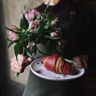 ☕ b88499e4 羊角面包, 花, 食物, 糕点, 甜点, 烘焙, 花卉 telegram sticker