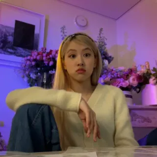 😳 a37b8fff 女人, 肖像, 金发, 花, 室内 telegram sticker