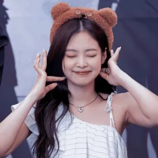 😊 8c624148 Jennie kpop, jennie, blackpink, idol, carino, orso, cerchietto telegram sticker