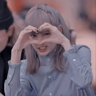 ❤️ bfe03aef Lisa kpop, idol, cuore, gesto, donna, cantante telegram sticker