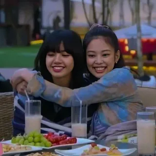 👩‍❤️‍💋‍👩 7385ce5a Frauen, Freunde, lächelnd, Tisch, Essen, Glück telegram sticker