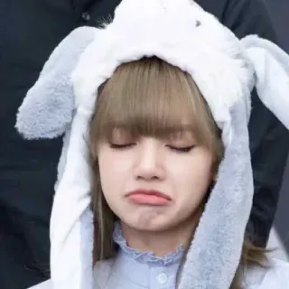 ☹️ 290e4afd Lisa lisa, blackpink, kpop, schattig, konijnenmuts, verdrietig, idool, zangeres telegram sticker