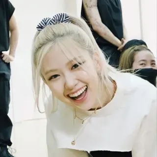 💛 3b186156 Rose K-pop, zangeres, vrouw, blond haar, glimlach, idool, entertainment, persoon telegram sticker