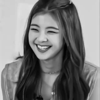 🦊 129ef535 vrouw, portret, glimlachend, gelukkig, persoon, zwart-wit telegram sticker