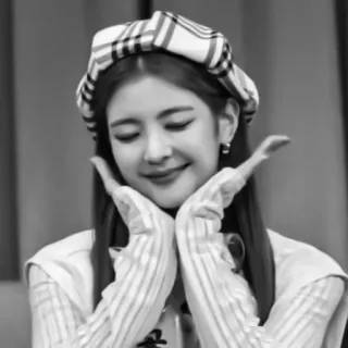 🦊 b61fd486 vrouw, glimlach, hoed, portret, schattig telegram sticker