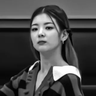 🦊 cead5f53 vrouw, portret, persoon, zwart-wit, Koreaans, Lia, K-pop, zangeres telegram sticker