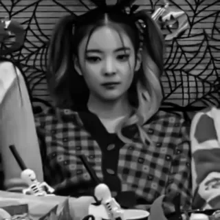 🦊 e2ec845e vrouw, haarstijl, ruitjes, gezicht, uitdrukking, spinnenweb telegram sticker