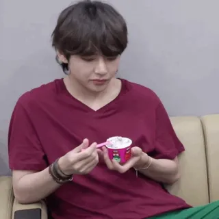 🐚 07d830ea pria, es krim, makan, dalam ruangan, potret, kasual, makanan telegram sticker