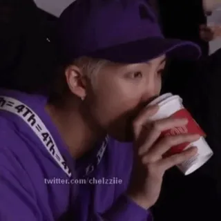 🐚 b3870472 twitter.com/chelzziie orang, minum, kopi, ungu, topi telegram sticker