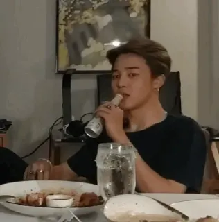 🐚 f6cab419 pria, makanan, minuman, makan, peralatan makan, dalam ruangan telegram sticker