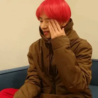 🐚 fe7641ce orang, rambut merah, jaket, dalam ruangan, duduk telegram sticker