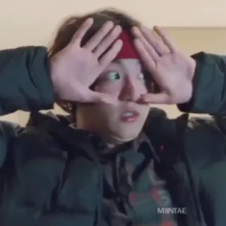 🥢 7e6a87cd MIINTAE Person, rotes Haarband, K-Pop, Fan, MIINTAE telegram sticker