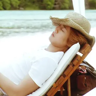 😴 9915ffb9 Person, schlafen, Hut, Strand, Entspannung telegram sticker