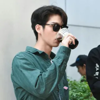 ⚡️ 835fd79e homem, óculos de sol, bebendo, café, retrato telegram sticker