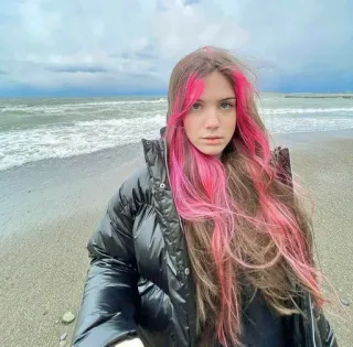 😶 44ef8002 donna, spiaggia, oceano, capelli, ritratto, capelli rosa whatsapp sticker