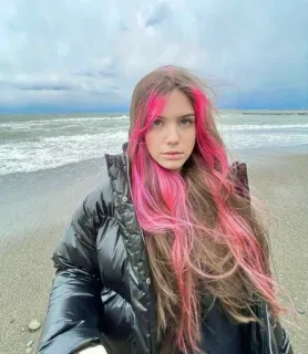 😶 4b9bc217 donna, capelli rosa, spiaggia, mare, ritratto, giovane adulto, piumino whatsapp sticker