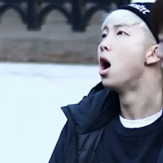 😳 3a900f28 Monster persoon, man, portret, muts, kpop telegram sticker