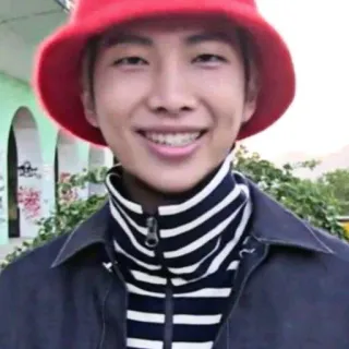 😁 61860660 RM persoon, man, rode hoed, glimlachend, portret, Koreaans, K-Pop, BTS telegram sticker