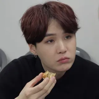 🎋 de4d7ea9 orang, makan, makanan, pria, santai, camilan, potret, korea whatsapp sticker