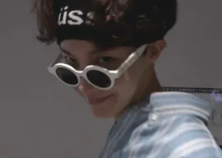 🤓 0bf782ee is personne, lunettes de soleil, bandeau, portrait, homme, célébrité whatsapp sticker