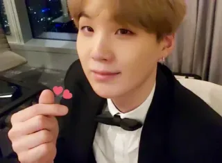 🌸 444861d2 Suga K-pop, BTS, Min Yoongi, Coeur avec les doigts, Coréen, Idole, Célébrité whatsapp sticker