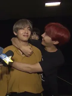 🌻 d28e98f8 personnes, hommes, câlin, affection, amitié whatsapp sticker