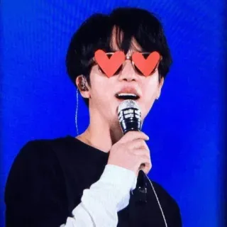 ❤️ f20f15c3 homme, personne, lunettes coeur, micro, chanteur, lunettes de soleil whatsapp sticker