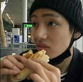 🥴 f5166b8d persona, mangiare, panino, cibo, cappello, aeroporto telegram sticker