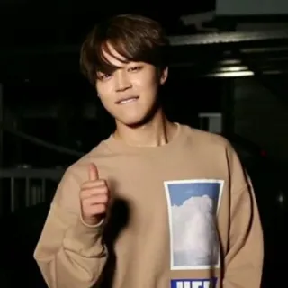 🌈 5e82dcc2 mężczyzna, kciuk w górę, osoba, uśmiechnięty, sweter, koreański whatsapp sticker