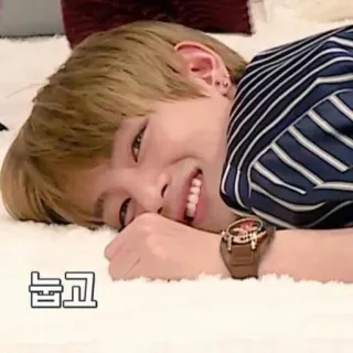 🍀 b3ded163 눕고 osoba, leżący, zegarek, koreański, sypialnia whatsapp sticker