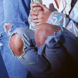 🦋 b661ed16 podarte jeansy, denim, moda, odzież, kolana, styl whatsapp sticker