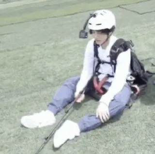 ✨ cf6de253 낙하산, 헬멧, 배낭, 앉아있는, 야외 telegram sticker