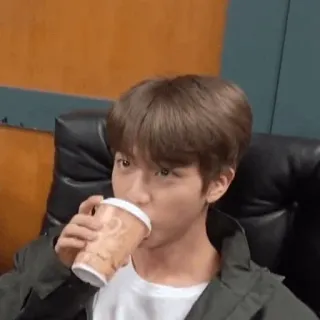 ✨ e2616bf4 사람, 마시는, 커피, 음료, 인물사진, 남자 telegram sticker