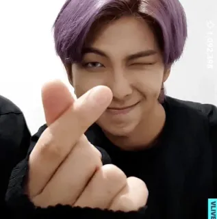 💜 5409bcd3 RM kpop, idol, bts, serduszko z palców, koreański pop, mrugnięcie whatsapp sticker