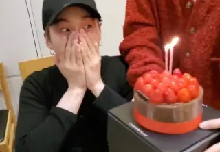 🎂 a9897144 urodziny, tort, święto, osoba, świeczka, truskawki whatsapp sticker