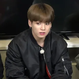 🦚 065d5d4e Jungkook pessoa, homem, kpop, cantor, jaqueta preta, brincos whatsapp sticker