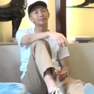 🦚 1cbe1272 homem, pessoa, sentado, interior, casual, retrato whatsapp sticker