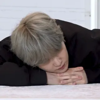 🦚 853fe0a7 pessoa, dormindo, deitado, cabelo prateado, blazer preto whatsapp sticker